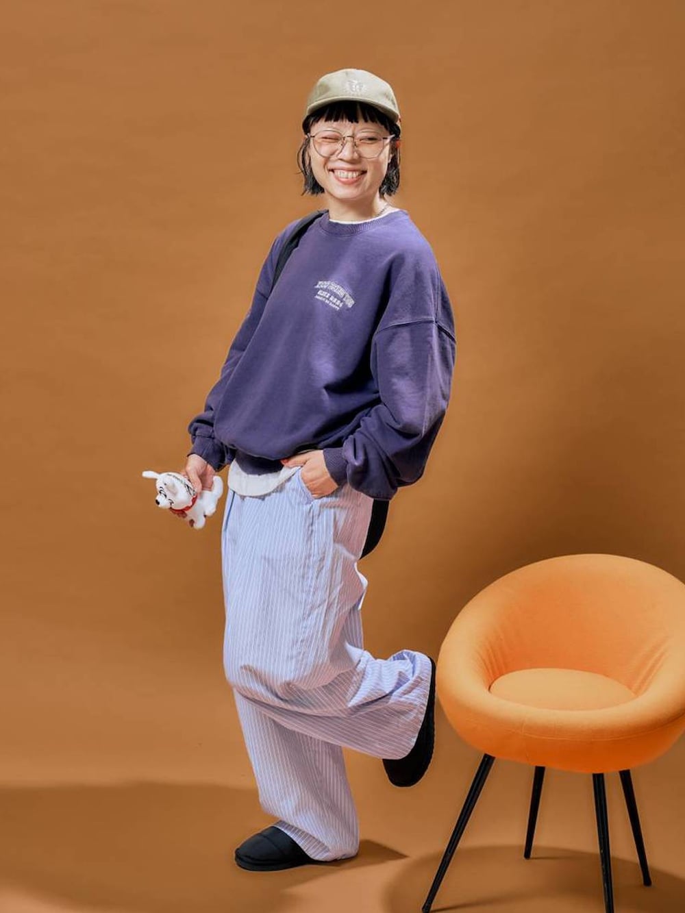 ブルー系のその他パンツを着用したレディースの秋コーディネートの3枚目の写真