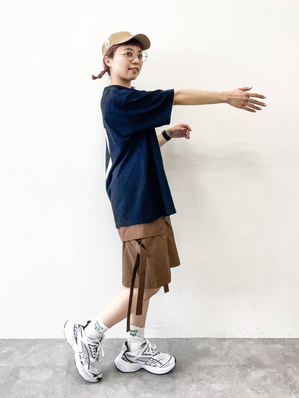 ブラウン系のカーゴパンツ、ブラック系のTシャツ/カットソー、ベージュ系のキャップを着用したレディースの夏コーディネートの5枚目の写真