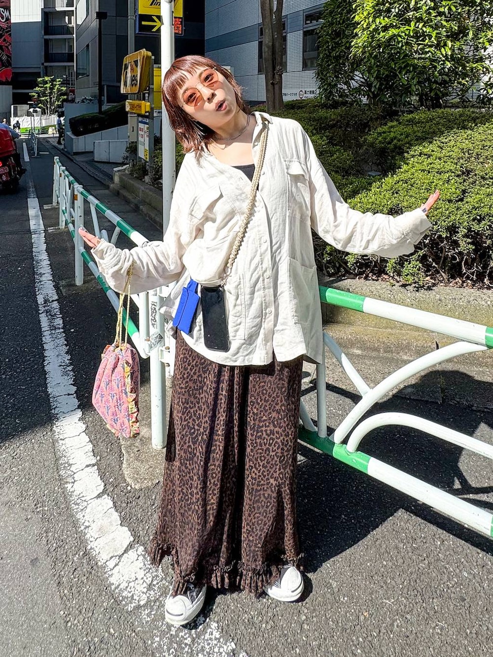 ブラック系のTシャツ/カットソー、ホワイト系のTシャツ/カットソーを着用したレディースの春コーディネートの5枚目の写真