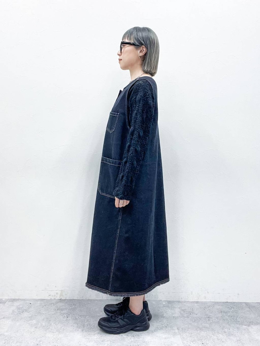 ブラック系のTシャツ/カットソーを着用したレディースの春コーディネートの3枚目の写真