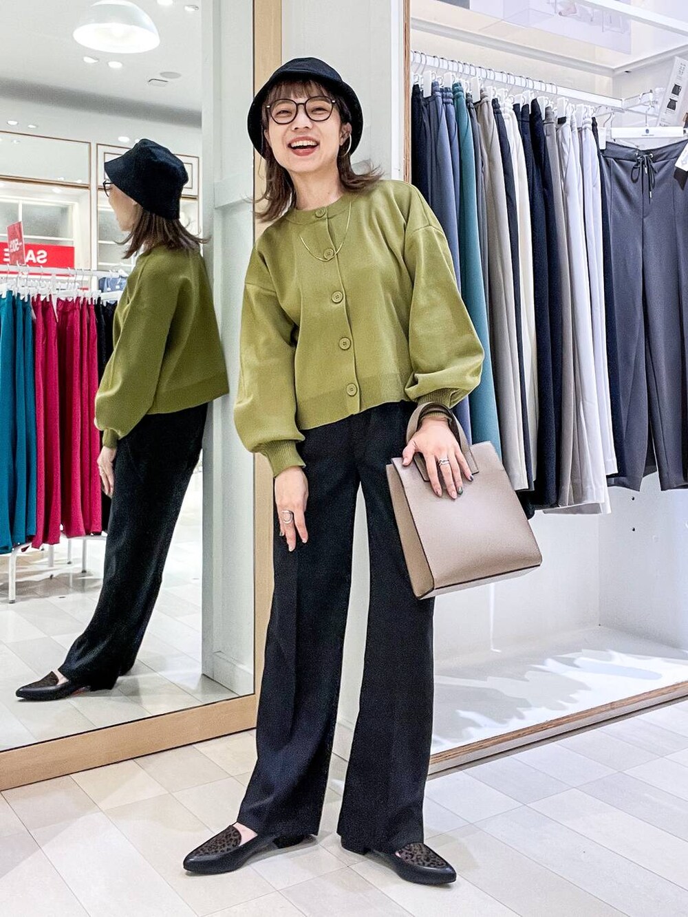 その他のパンプス、ベージュ系のショルダーバッグ、イエロー系のカーディガン/ボレロを着用したレディースの夏コーディネートの6枚目の写真