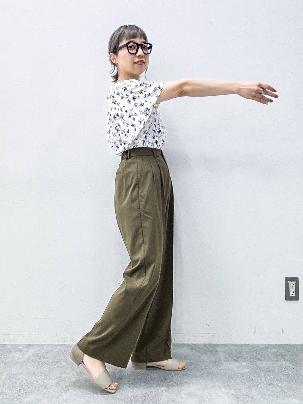 ベージュ系のショルダーバッグ、ベージュ系のサンダル、ホワイト系のシャツ/ブラウスを着用したレディースの春コーディネートの9枚目の写真