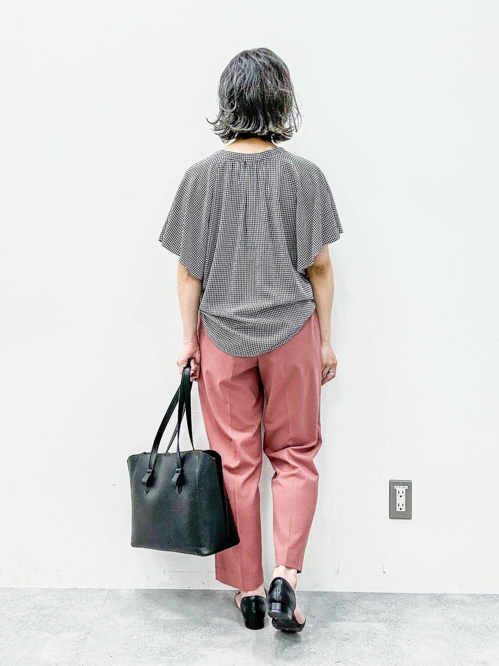 ブラック系のサンダル、その他のトートバッグ、ピンク系のその他パンツを着用したレディースの春コーディネートの4枚目の写真