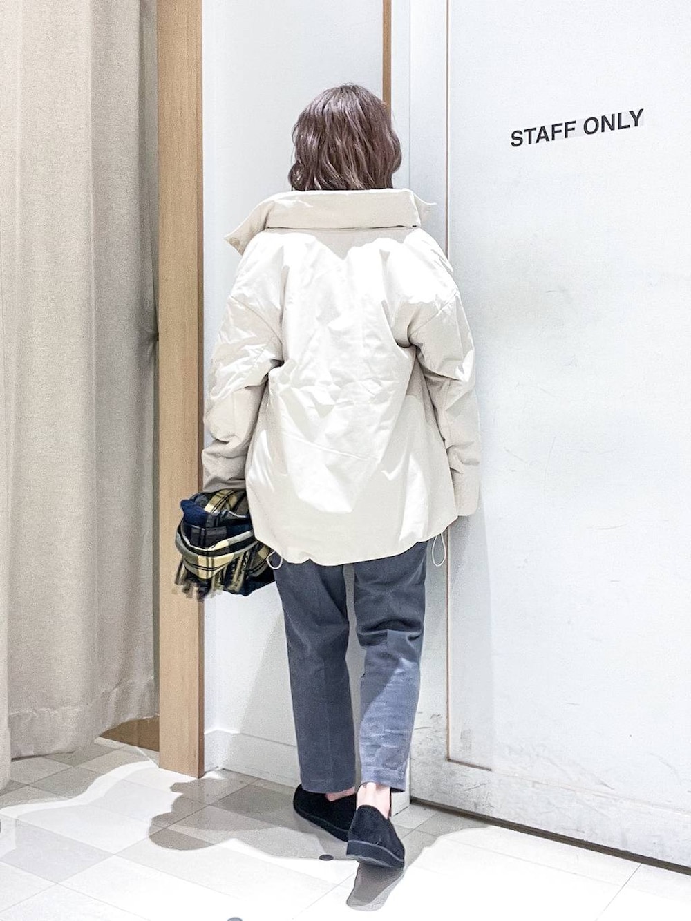 ホワイト系のブルゾン、ベージュ系のニット/セーター、ブルー系のその他パンツを着用したレディースの冬コーディネートの4枚目の写真