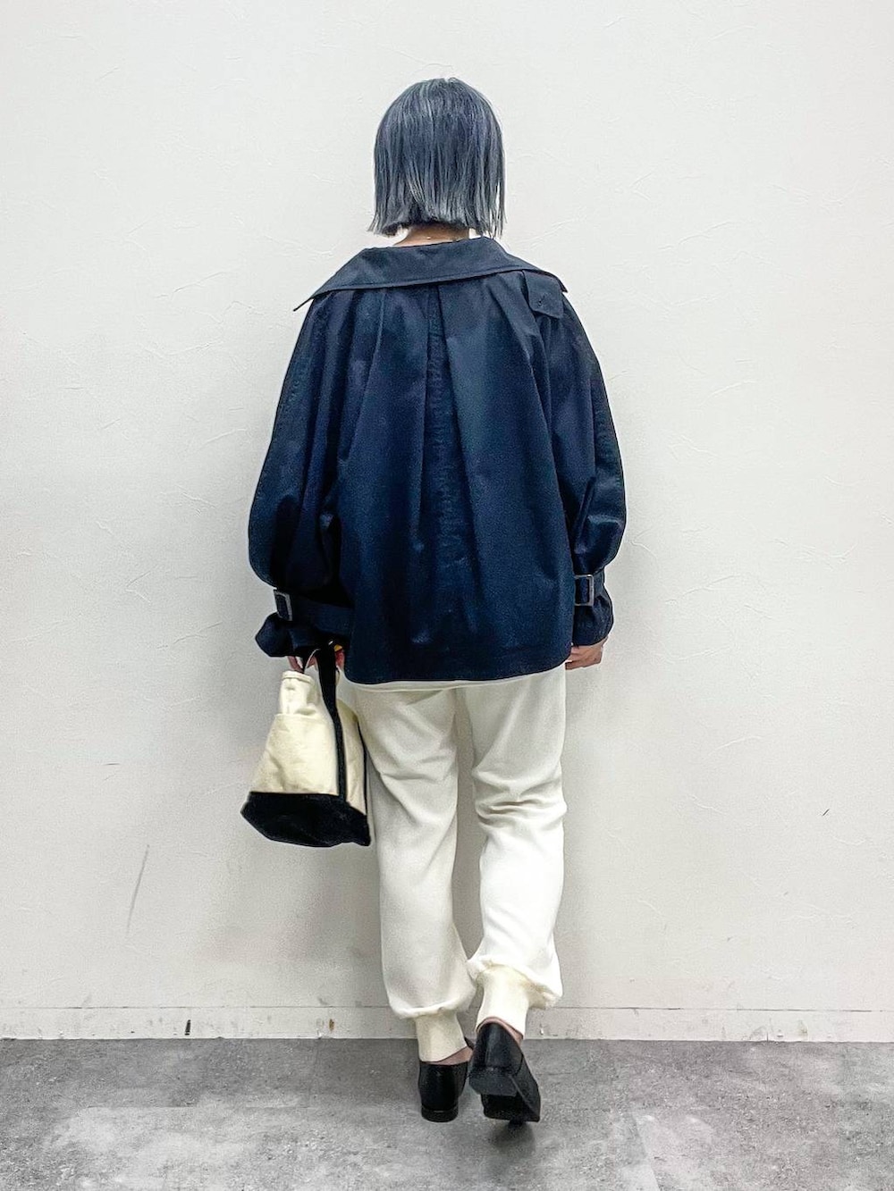 ホワイト系のトートバッグ、ブラック系のローファー、ホワイト系のその他パンツを着用したレディースの春コーディネートの4枚目の写真