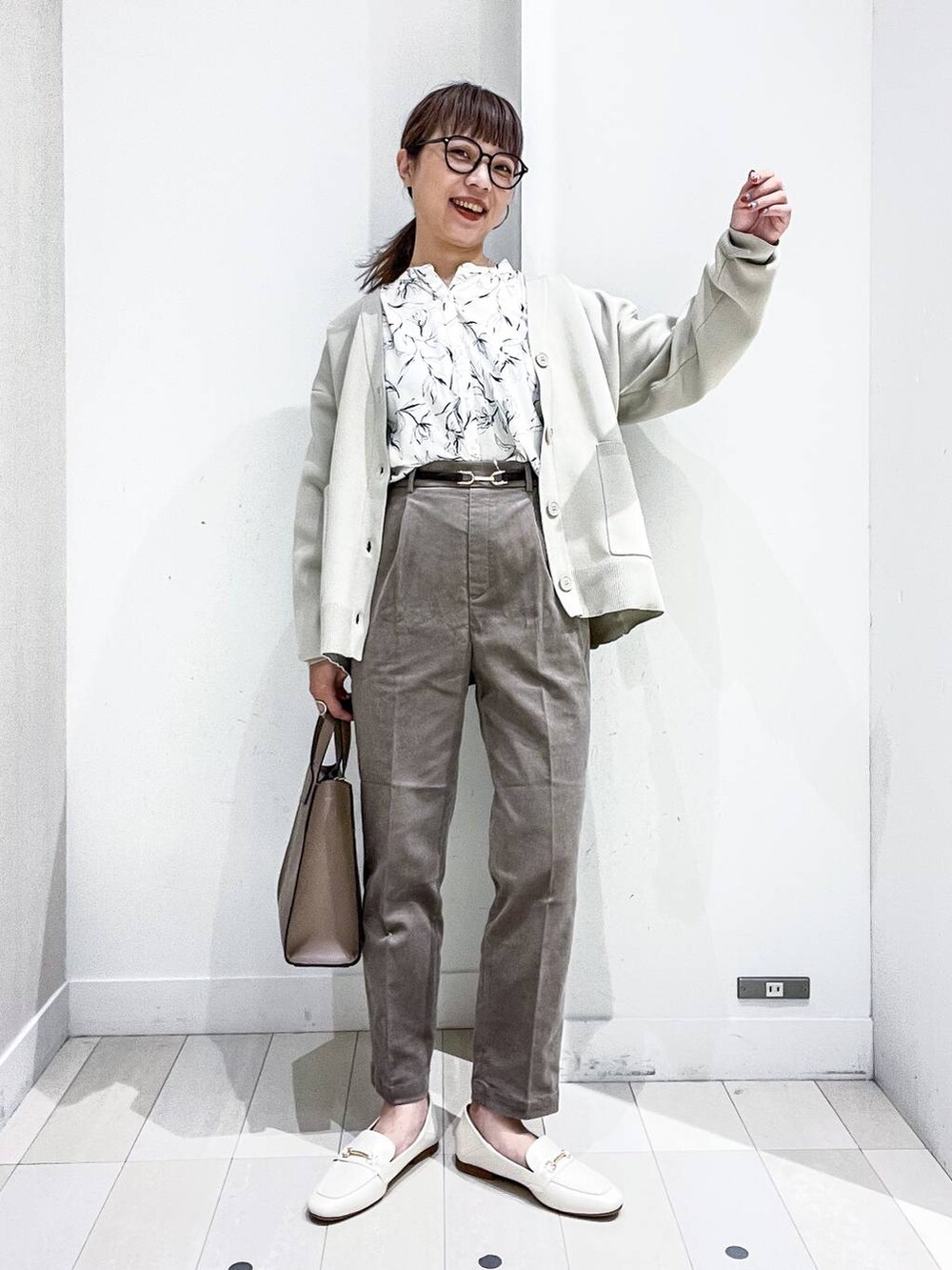 ホワイト系のローファー、ベージュ系のカーディガン/ボレロ、ホワイト系のシャツ/ブラウスを着用したレディースの秋コーディネートの2枚目の写真