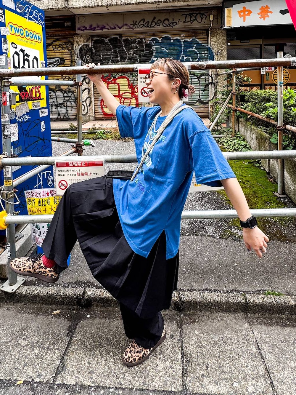 その他のスニーカー、ブラック系のその他パンツ、ブルー系のTシャツ/カットソーを着用したレディースの春コーディネートの2枚目の写真