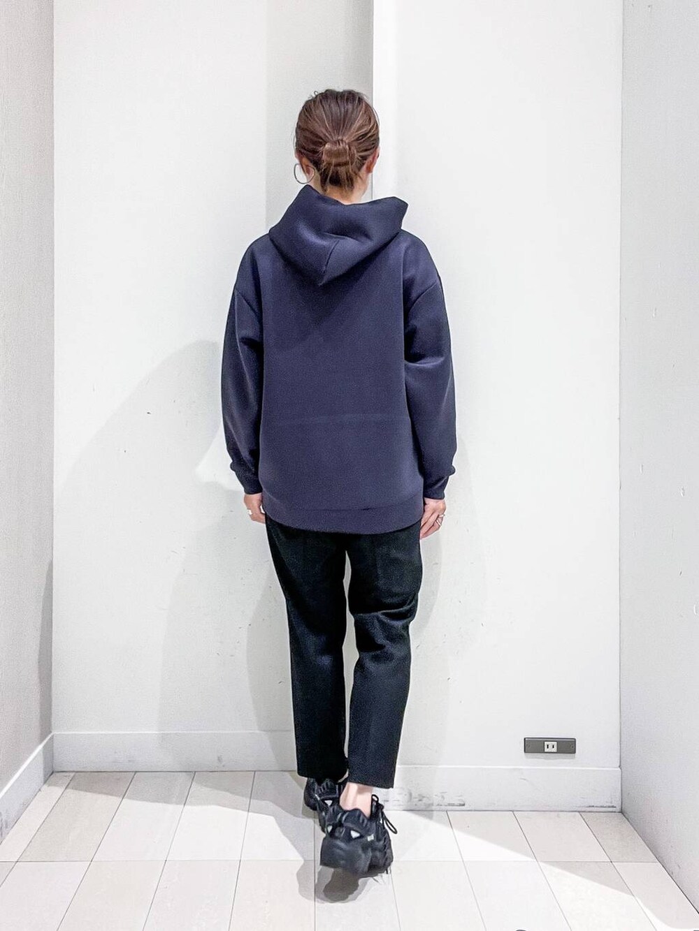 ブラック系のバックパック/リュック、グレー系のノーカラーコート、ブラック系のその他パンツを着用したレディースの秋コーディネートの8枚目の写真