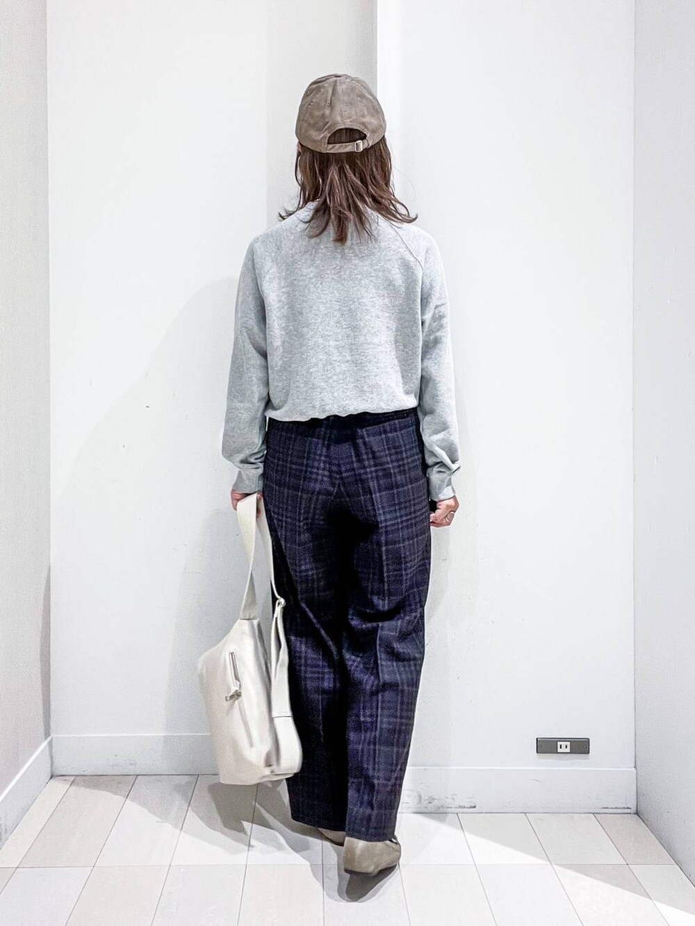 ブルー系のその他パンツ、ホワイト系のショルダーバッグ、グレー系のスウェットを着用したレディースの秋コーディネートの4枚目の写真