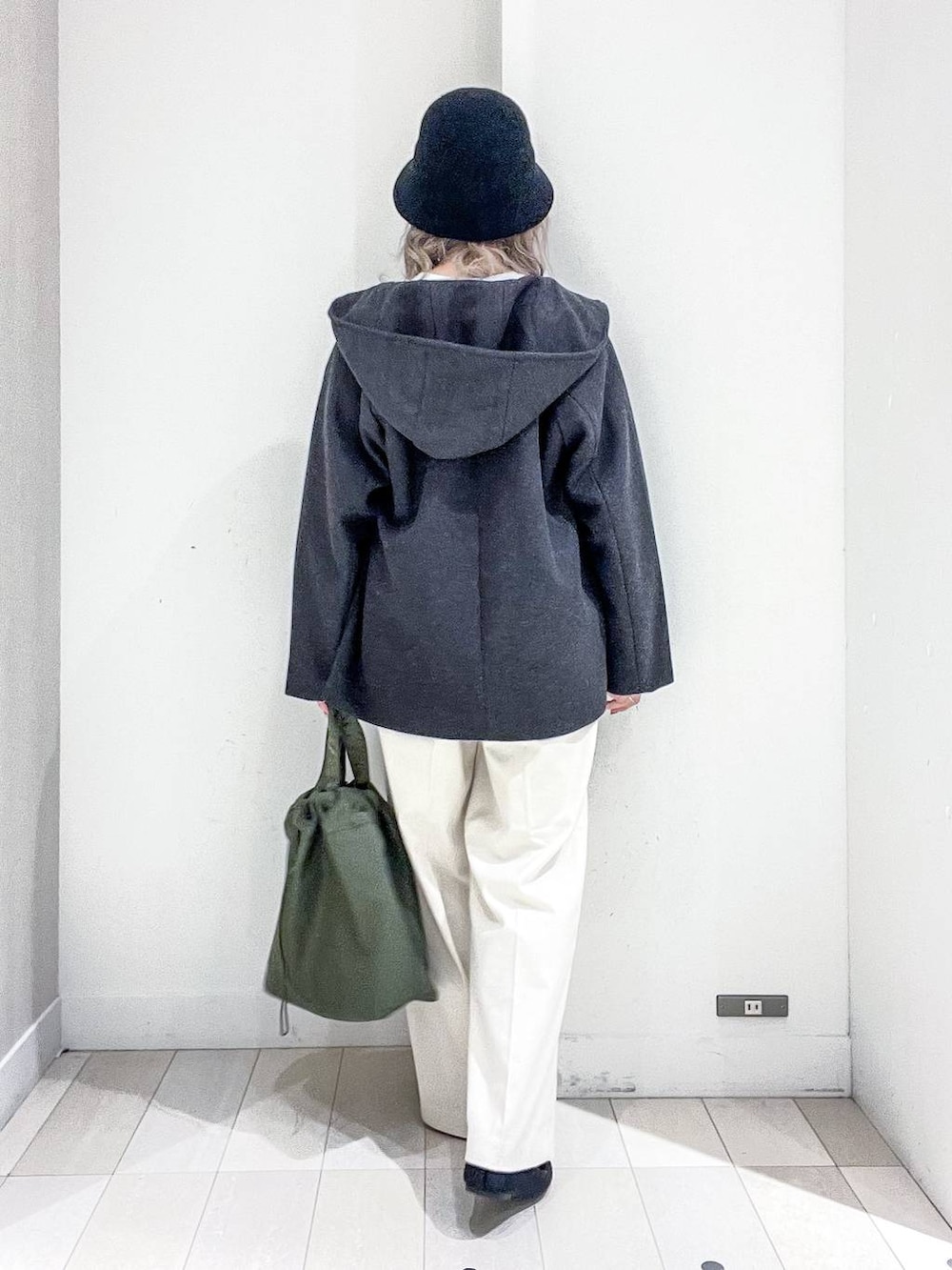 グレー系のその他アウター、その他のTシャツ/カットソー、グレー系のニット/セーターを着用したレディースの冬コーディネートの4枚目の写真