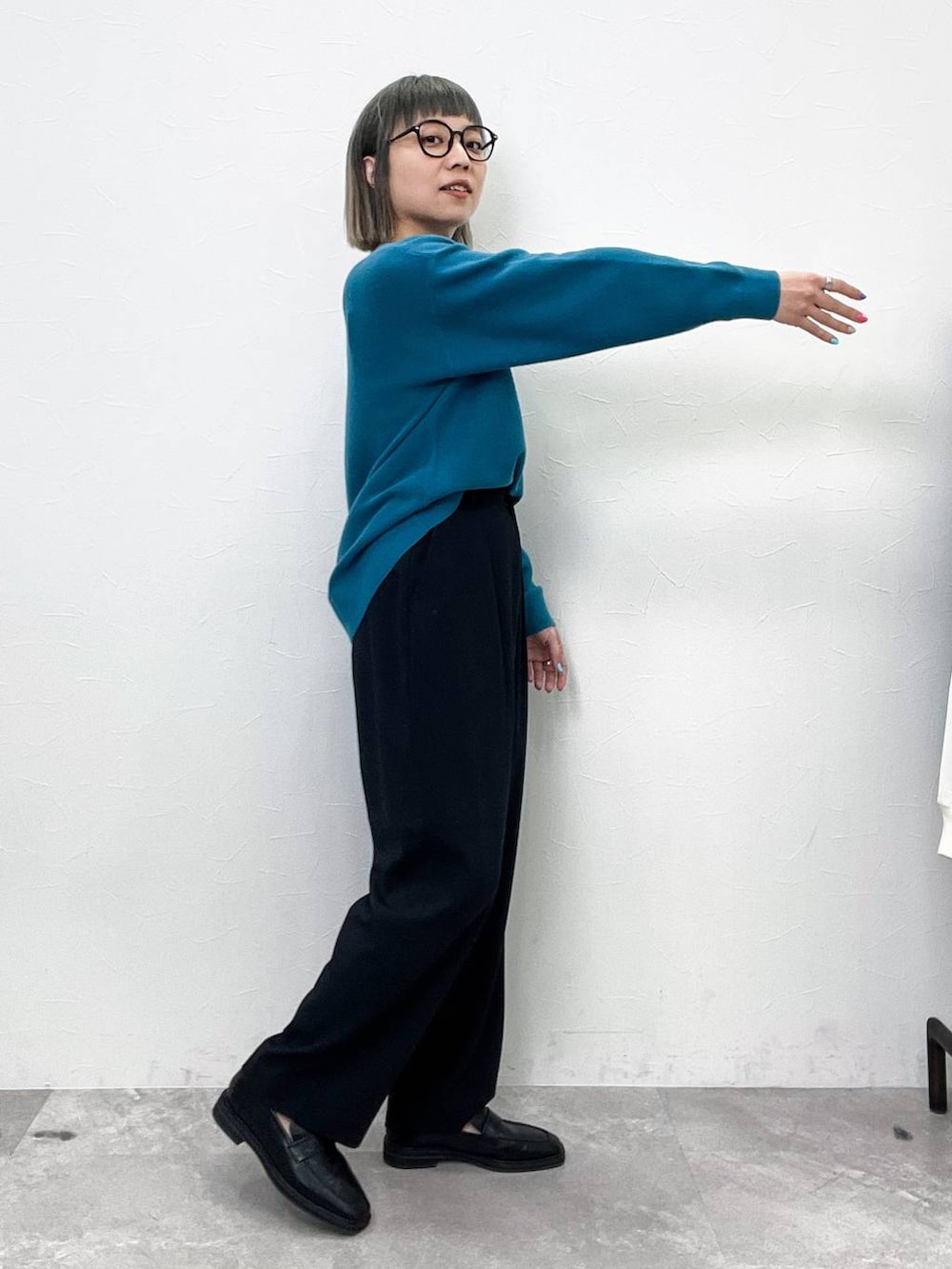 ブラック系のローファー、ベージュ系のトレンチコート、ブラック系のその他パンツを着用したレディースの春コーディネートの9枚目の写真