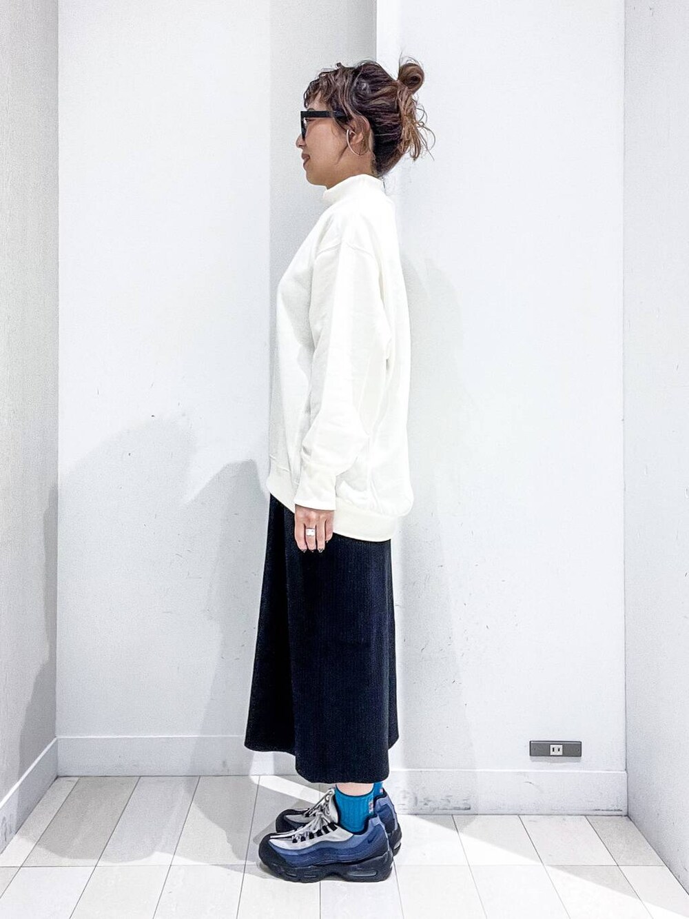 その他のトートバッグ、ホワイト系のTシャツ/カットソー、グリーン系のマウンテンパーカーを着用したレディースの秋コーディネートの7枚目の写真