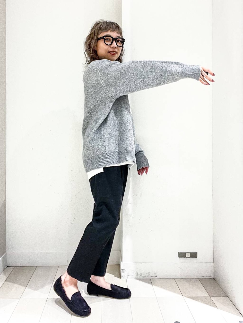 その他のTシャツ/カットソー、グレー系のニット/セーター、ホワイト系のブルゾンを着用したレディースの冬コーディネートの9枚目の写真
