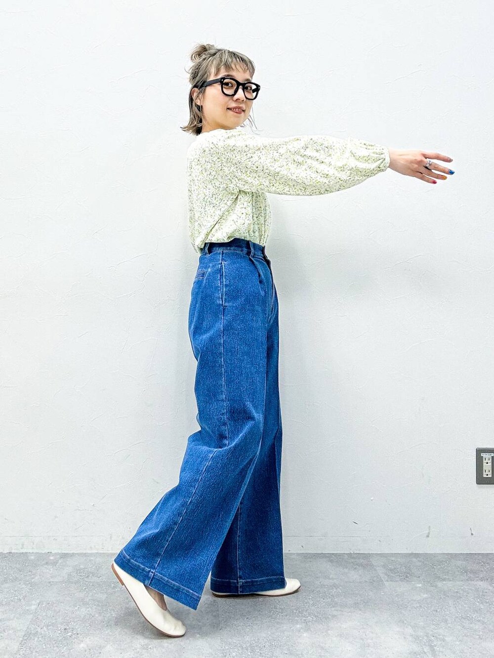 ブルー系のデニムパンツ、ホワイト系のパンプス、イエロー系のシャツ/ブラウスを着用したレディースの春コーディネートの9枚目の写真