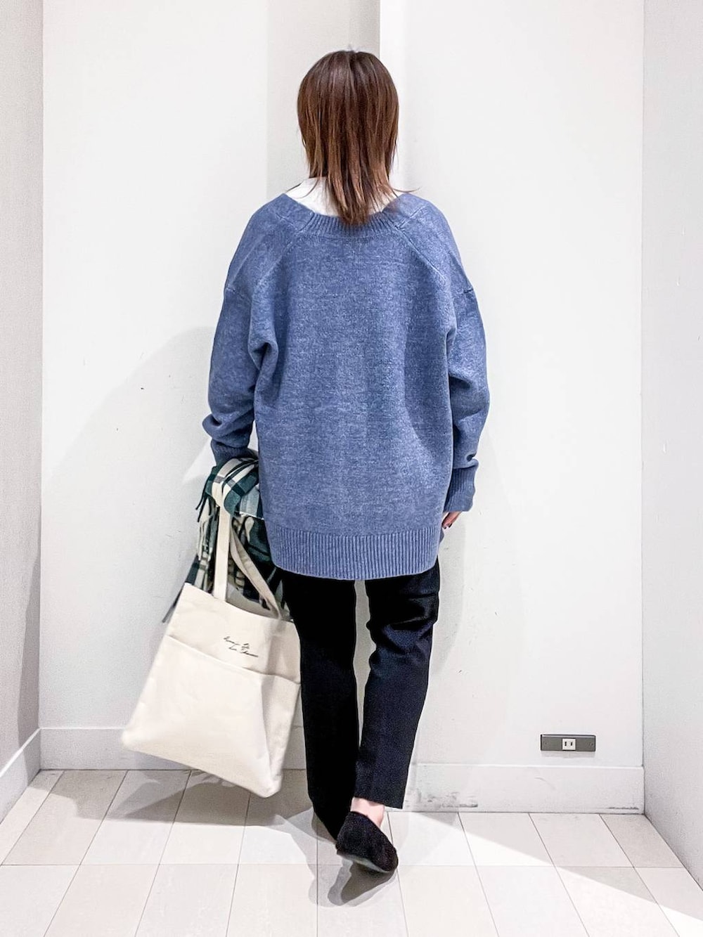 ホワイト系のトートバッグ、グレー系のTシャツ/カットソー、ブルー系のカーディガン/ボレロを着用したレディースの秋コーディネートの4枚目の写真