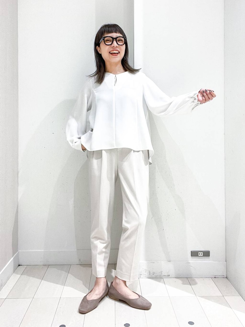 ベージュ系のパンプス、ホワイト系のベスト、ホワイト系のシャツ/ブラウスを着用したレディースの冬コーディネートの6枚目の写真