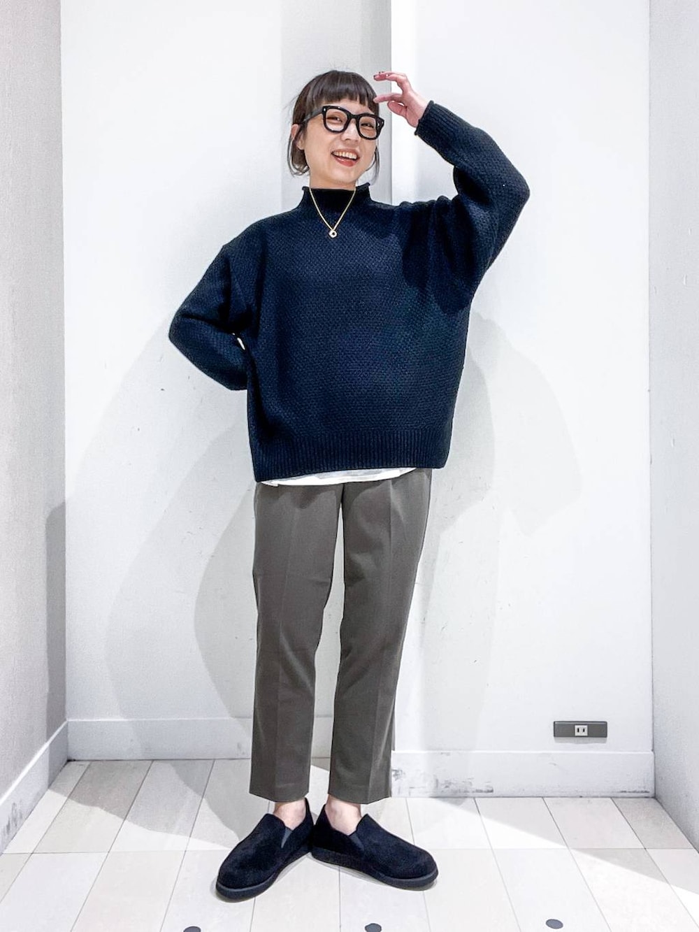 ホワイト系のトートバッグ、ホワイト系のその他アウター、その他のTシャツ/カットソーを着用したレディースの秋コーディネートの6枚目の写真