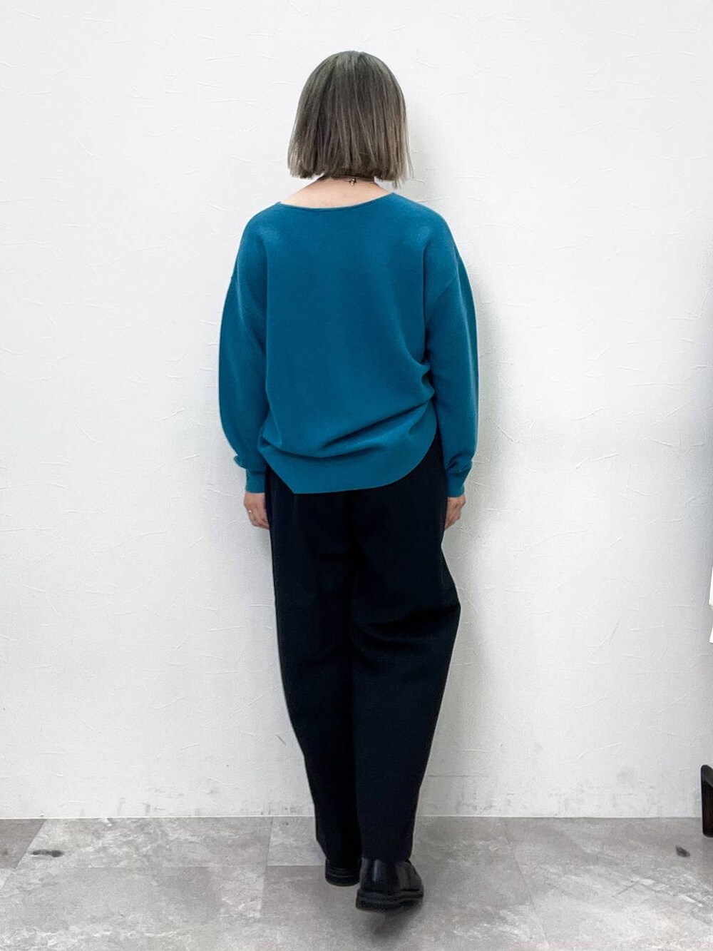 ブラック系のローファー、ベージュ系のトレンチコート、ブラック系のその他パンツを着用したレディースの春コーディネートの8枚目の写真