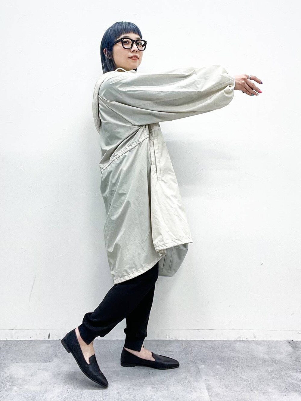 ホワイト系のトートバッグ、ブラック系のローファー、ブラック系のその他パンツを着用したレディースの春コーディネートの5枚目の写真