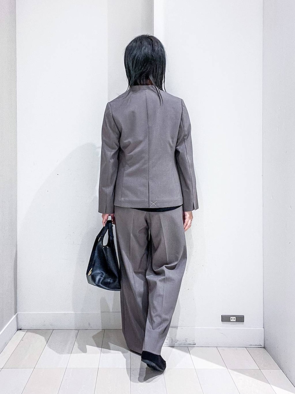 ブラック系のパンプス、ブラウン系のスーツジャケット、ブラック系のシャツ/ブラウスを着用したレディースの秋コーディネートの4枚目の写真