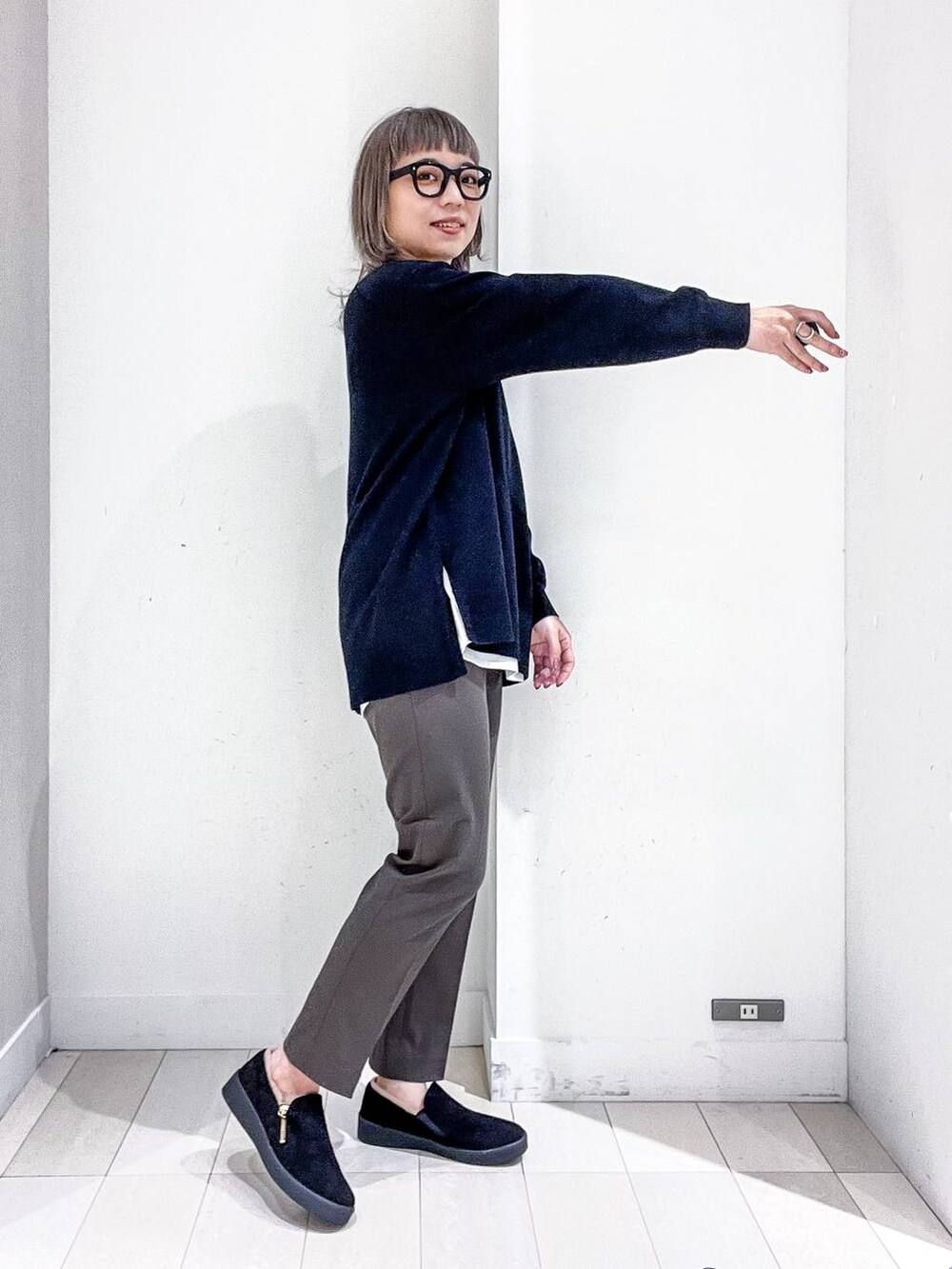 グレー系のチェスターコート、その他のTシャツ/カットソー、ブラック系のニット/セーターを着用したレディースの冬コーディネートの9枚目の写真