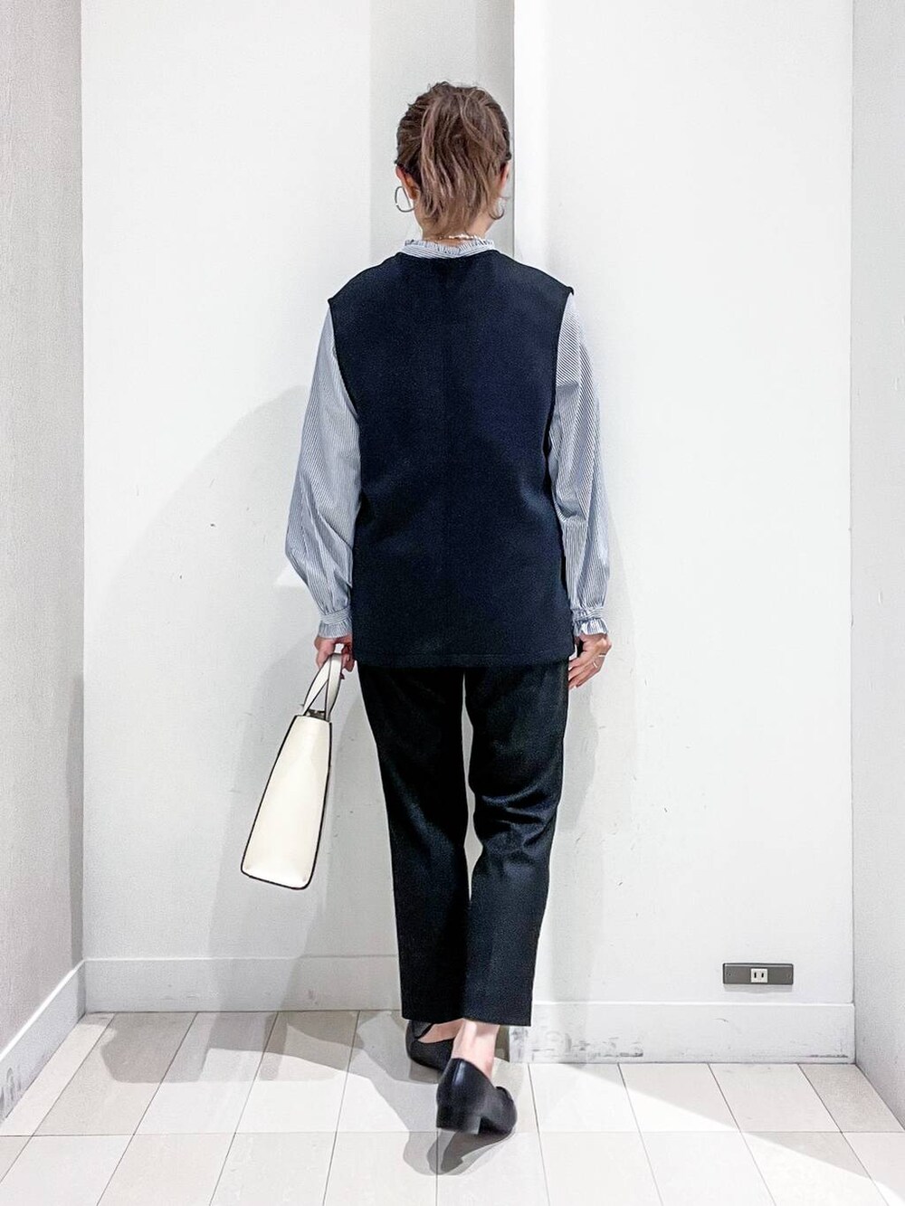 ブラック系のパンプス、ブラック系のその他パンツ、その他のシャツ/ブラウスを着用したレディースの秋コーディネートの4枚目の写真
