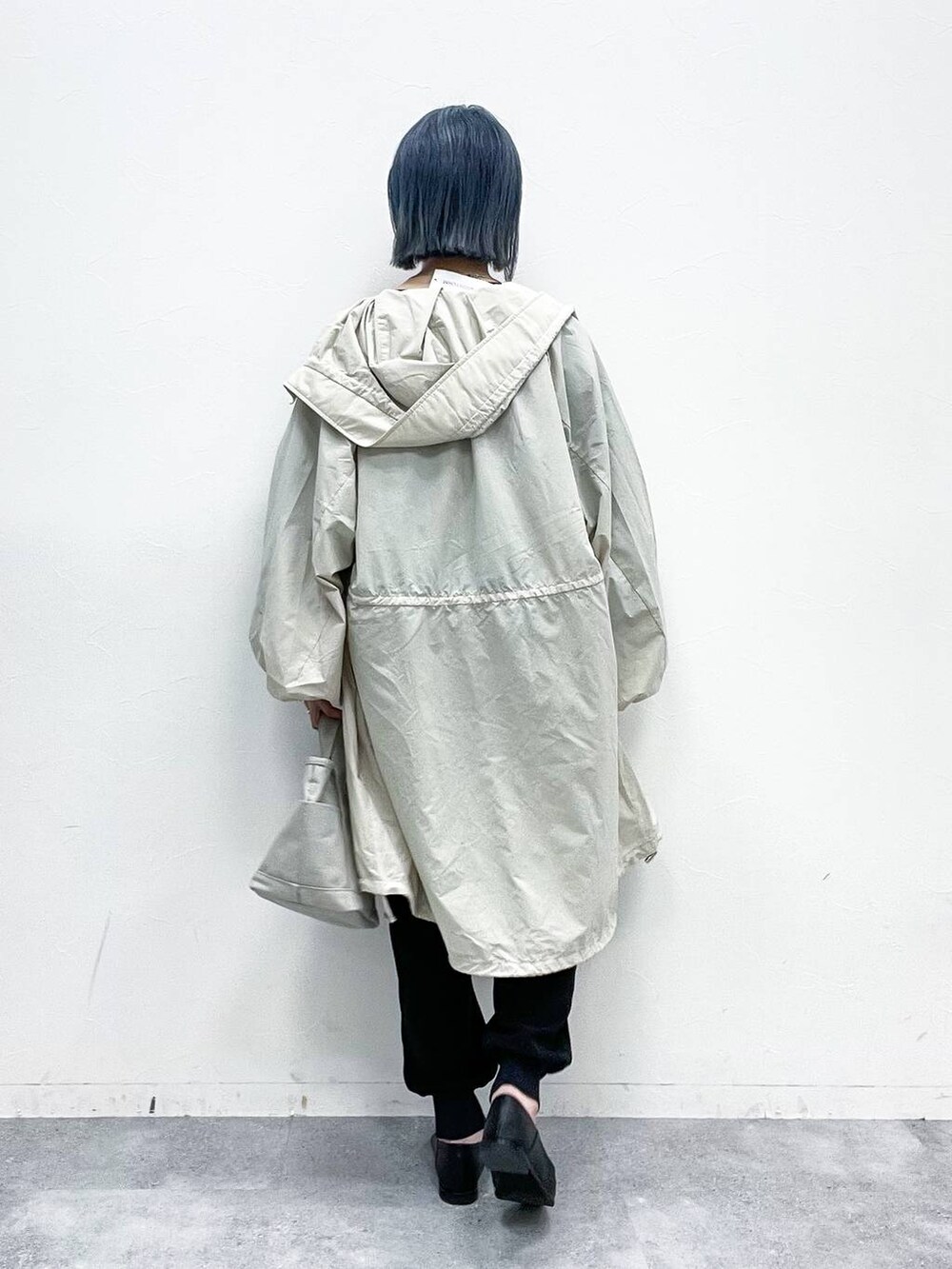 ホワイト系のトートバッグ、ブラック系のローファー、ブラック系のその他パンツを着用したレディースの春コーディネートの4枚目の写真