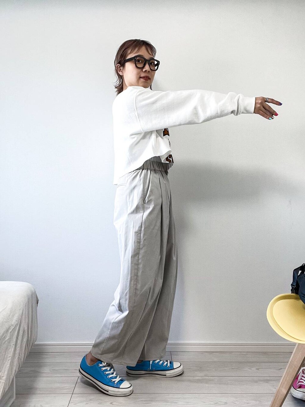 ホワイト系のスウェット、グレー系のその他パンツを着用したレディースの春コーディネートの5枚目の写真