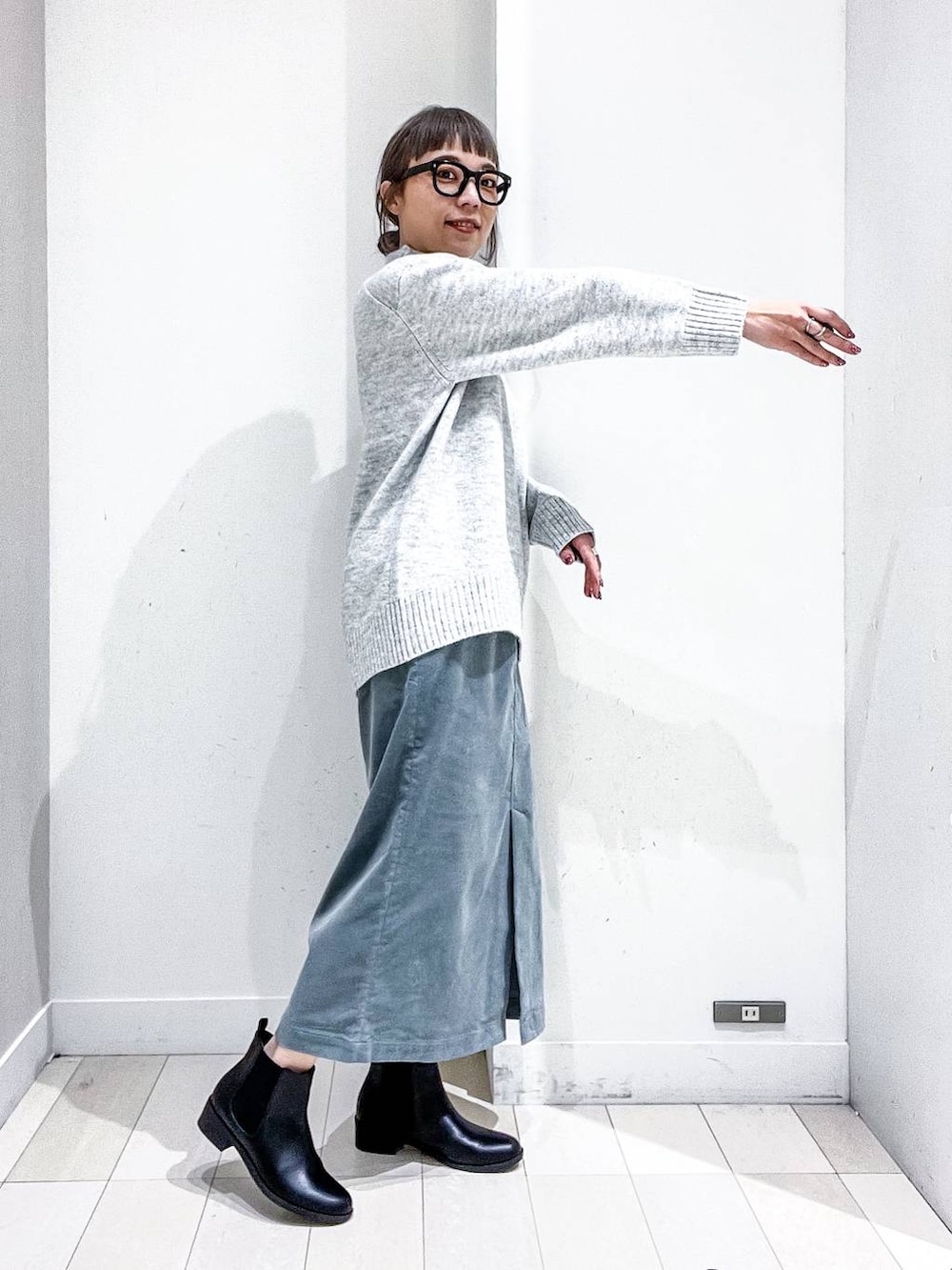 ブラック系のショルダーバッグ、ブラック系のダウンジャケット/コート、グリーン系のスカートを着用したレディースの冬コーディネートの9枚目の写真