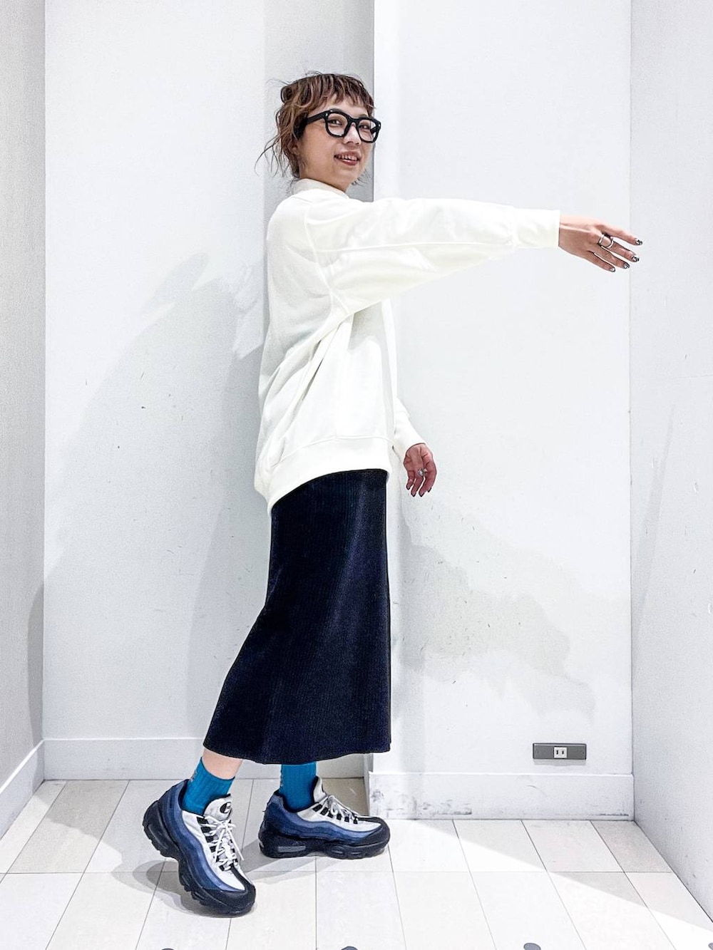 その他のトートバッグ、ホワイト系のTシャツ/カットソー、グリーン系のマウンテンパーカーを着用したレディースの秋コーディネートの9枚目の写真