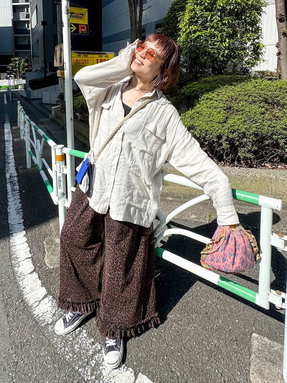 ブラック系のTシャツ/カットソー、ホワイト系のTシャツ/カットソーを着用したレディースの春コーディネートの2枚目の写真