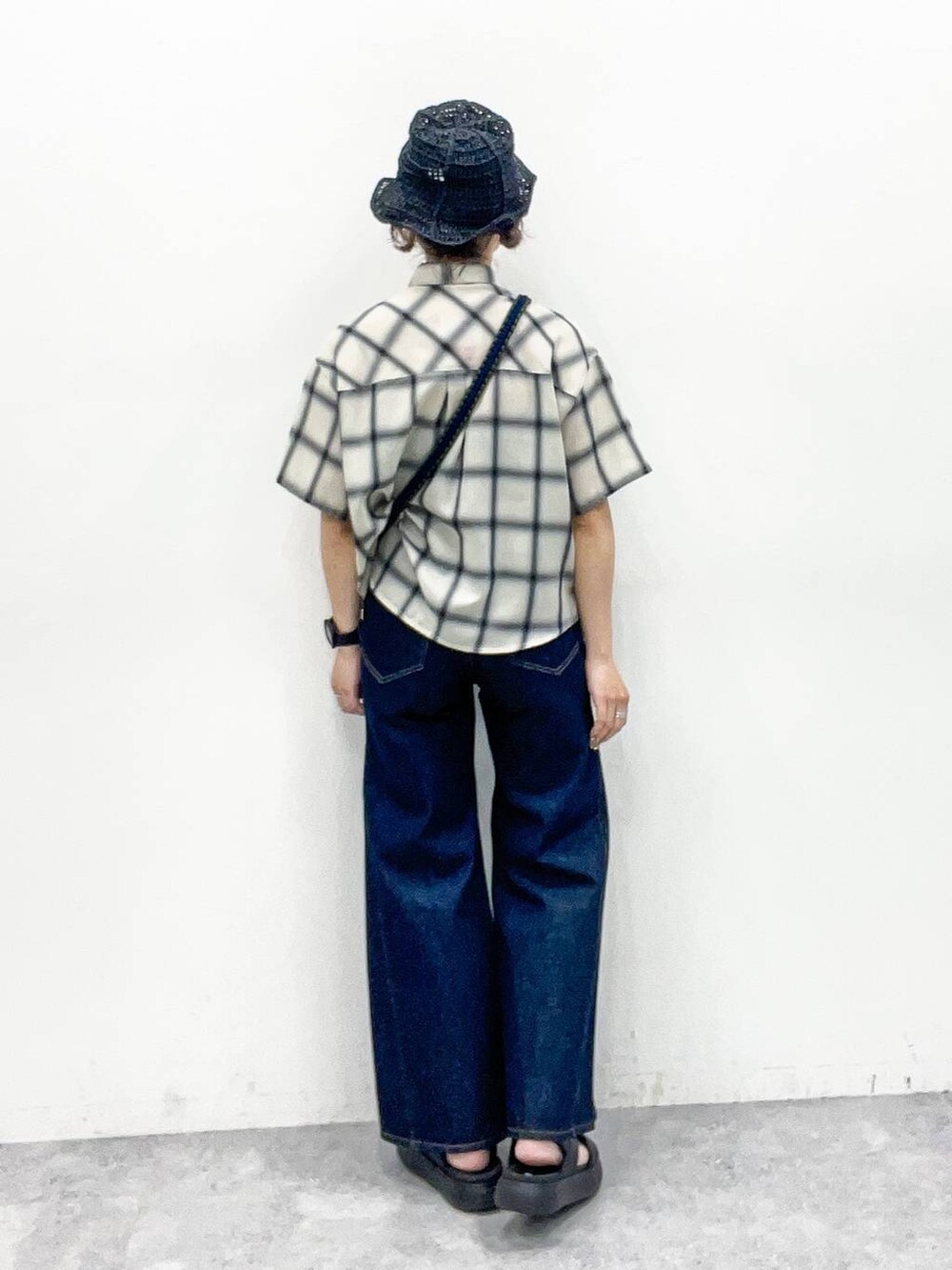 グレー系のシャツ/ブラウス、オレンジ系のショルダーバッグ、ブルー系のデニムパンツを着用したレディースの夏コーディネートの4枚目の写真