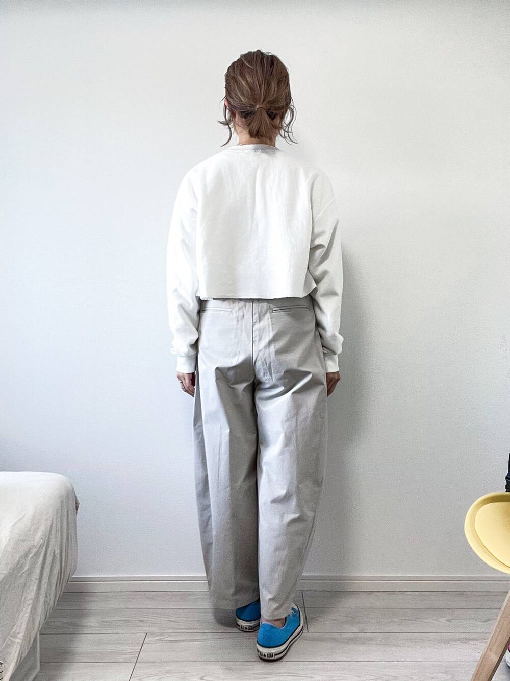 ホワイト系のスウェット、グレー系のその他パンツを着用したレディースの春コーディネートの4枚目の写真