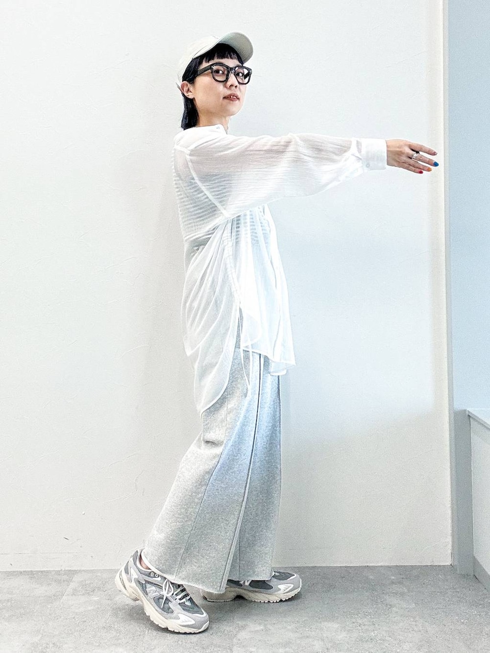 グレー系のスウェットパンツ、ホワイト系のシャツ/ブラウス、ホワイト系のキャップを着用したレディースの春コーディネートの5枚目の写真