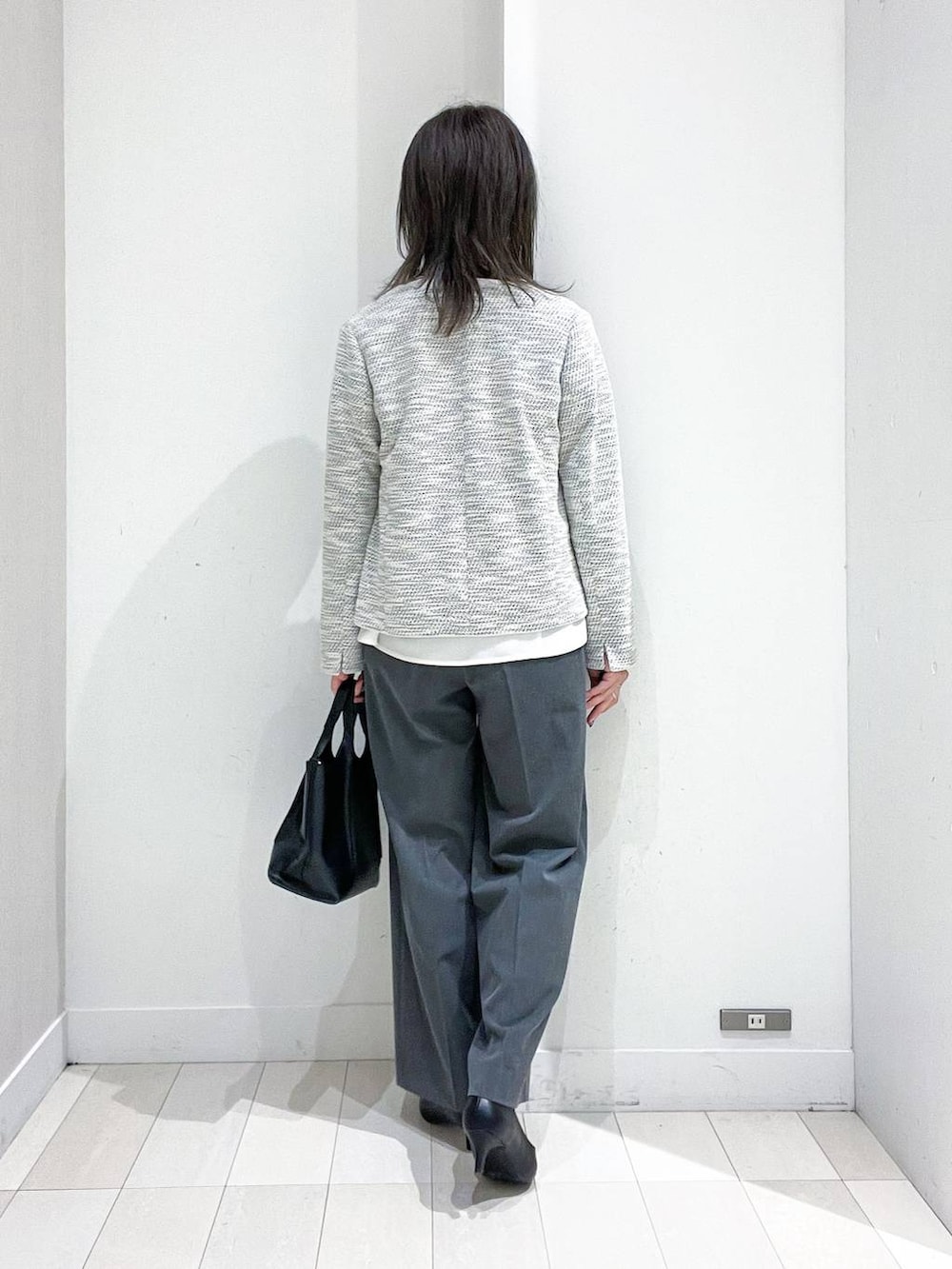 ブラック系のパンプス、ホワイト系のノーカラージャケット、ホワイト系のシャツ/ブラウスを着用したレディースの冬コーディネートの4枚目の写真