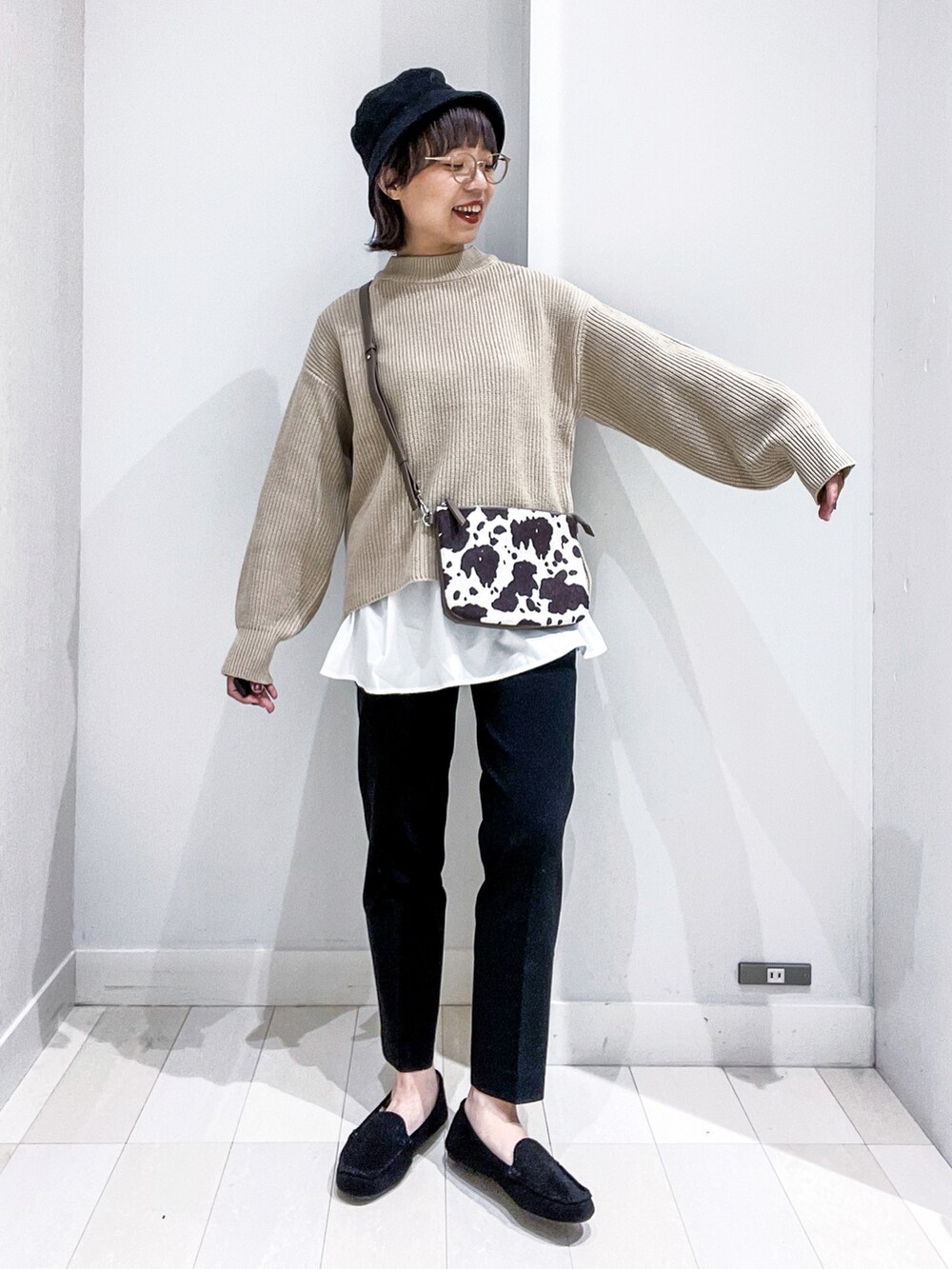 ベージュ系のニット/セーター、グレー系のノーカラーコート、ブラック系のその他パンツを着用したレディースの冬コーディネートの4枚目の写真