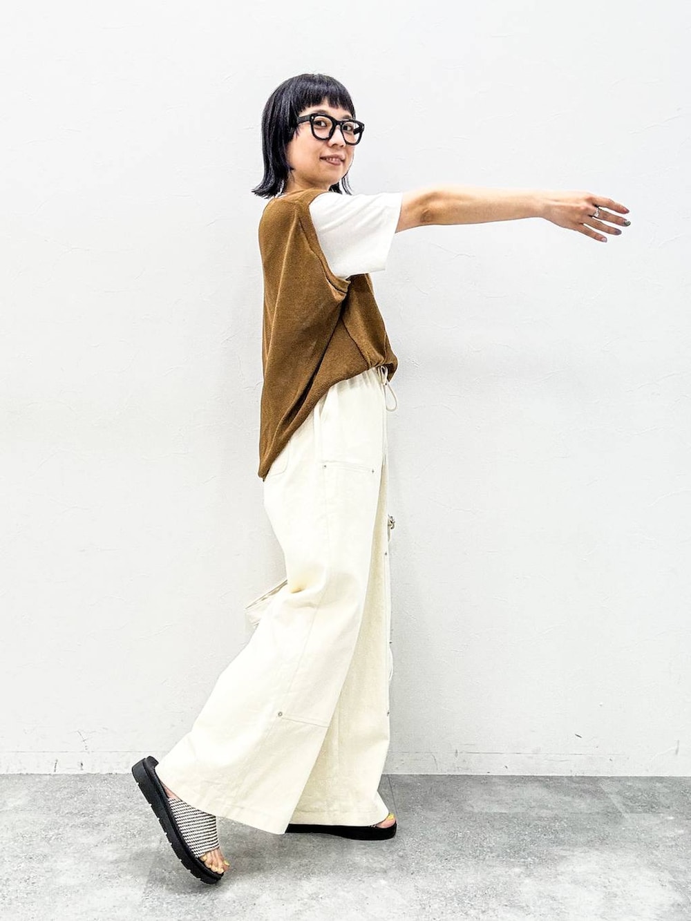 ホワイト系のその他パンツ、ホワイト系のショルダーバッグ、ホワイト系のTシャツ/カットソーを着用したレディースの春コーディネートの5枚目の写真