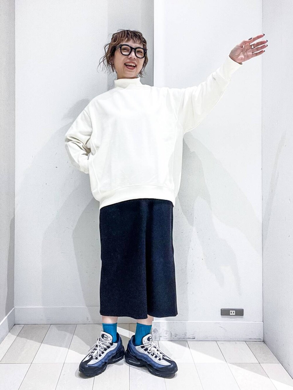 その他のトートバッグ、ホワイト系のTシャツ/カットソー、グリーン系のマウンテンパーカーを着用したレディースの秋コーディネートの6枚目の写真