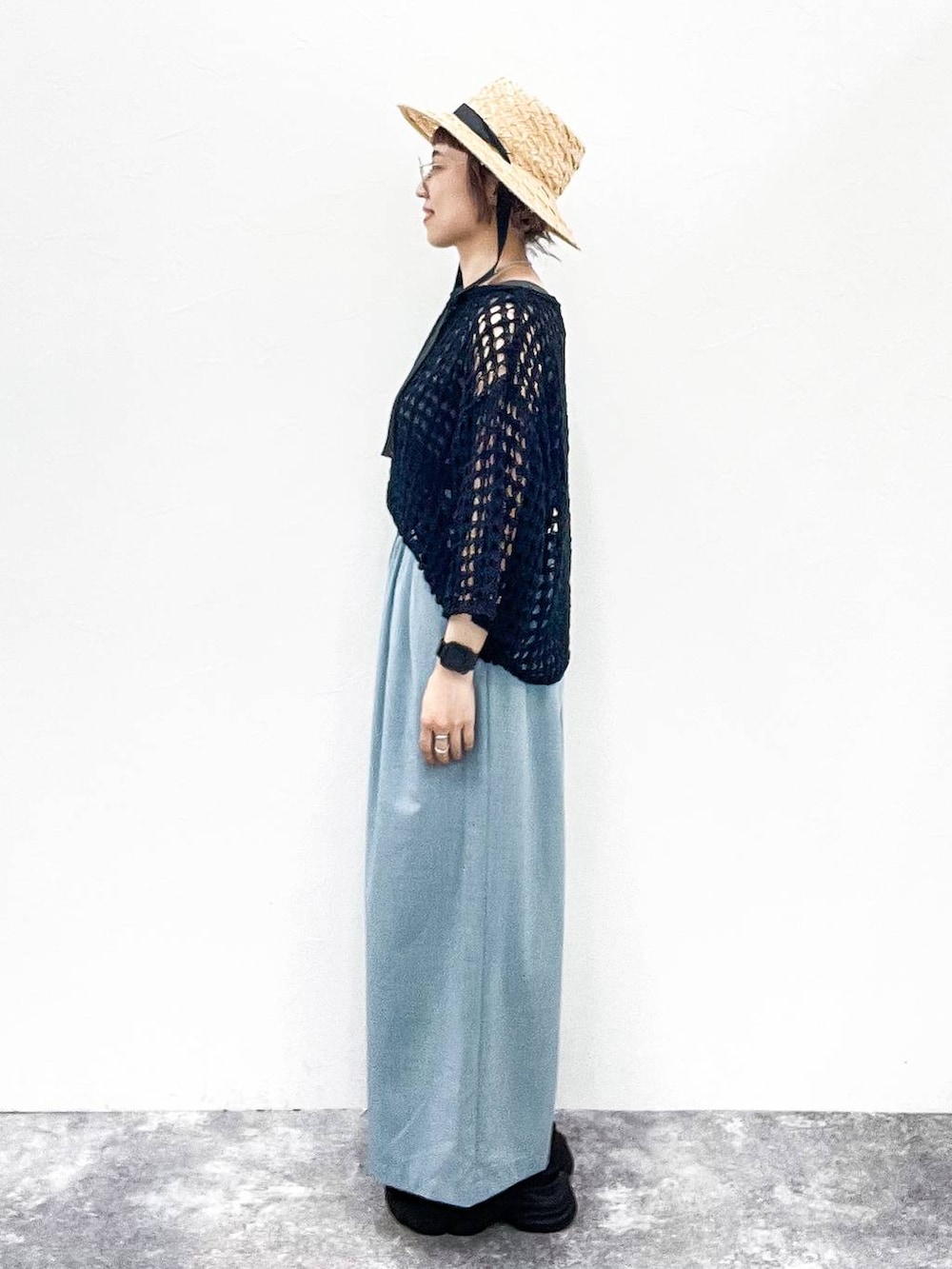 ブラック系のニット/セーター、ブラック系のサンダル、グレー系のタンクトップを着用したレディースの夏コーディネートの3枚目の写真