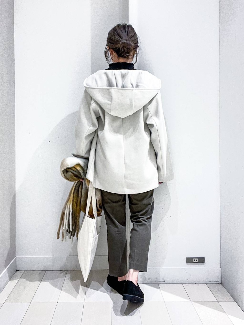 ホワイト系のトートバッグ、ホワイト系のその他アウター、その他のTシャツ/カットソーを着用したレディースの秋コーディネートの4枚目の写真