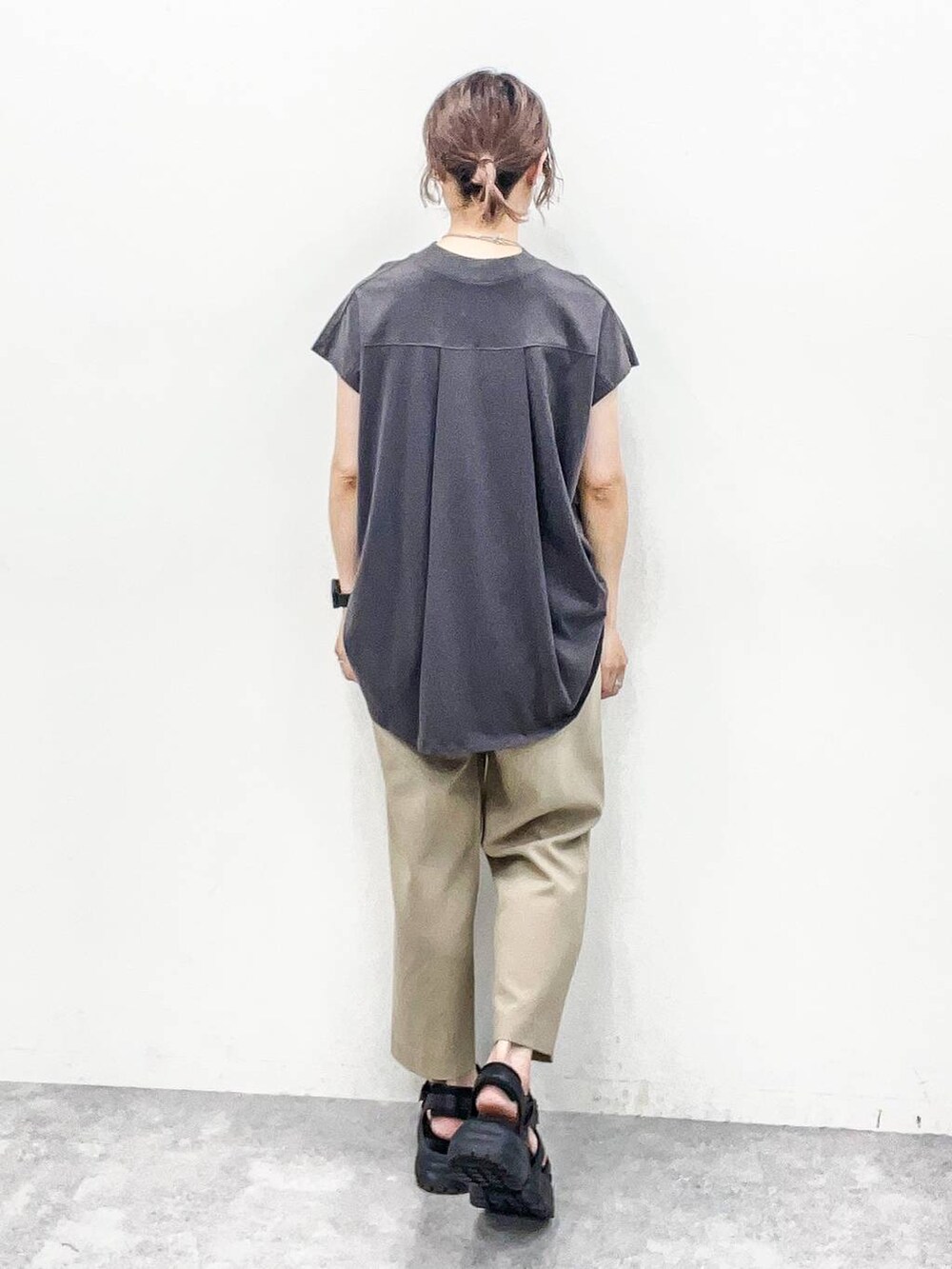 ベージュ系のその他パンツ、グレー系のTシャツ/カットソーを着用したレディースの夏コーディネートの4枚目の写真