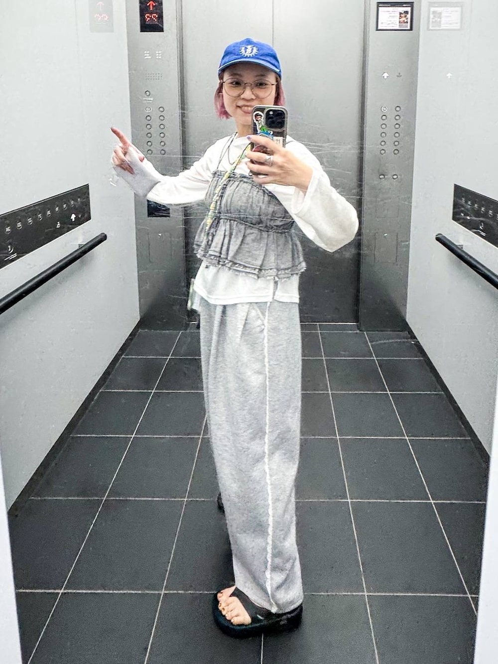 グレー系のスウェットパンツ、ホワイト系のTシャツ/カットソー、グレー系のその他トップスを着用したレディースの夏コーディネートの3枚目の写真