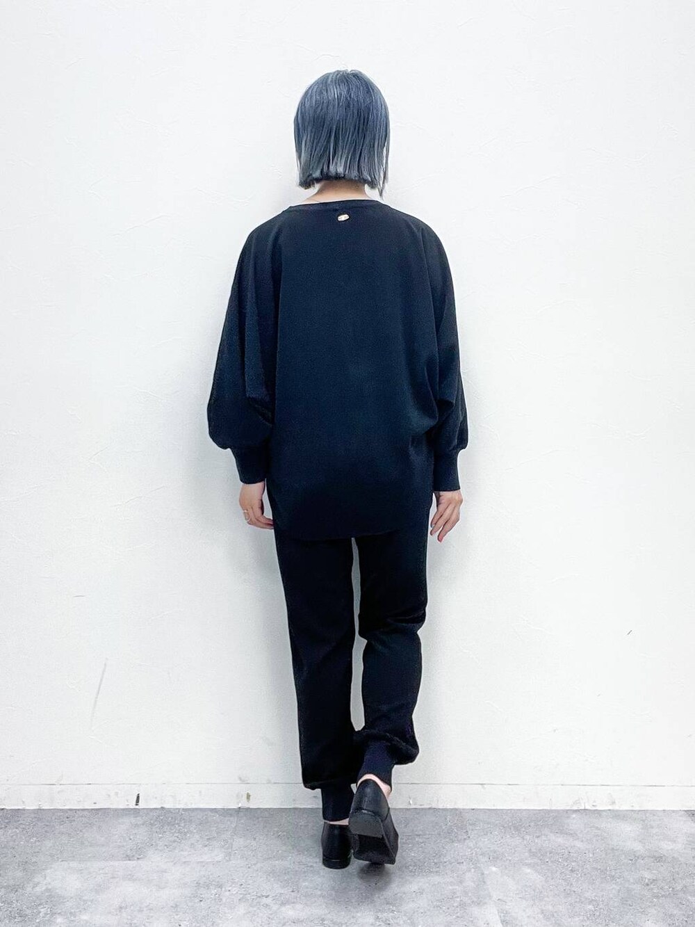 ホワイト系のトートバッグ、ブラック系のローファー、ブラック系のその他パンツを着用したレディースの春コーディネートの8枚目の写真