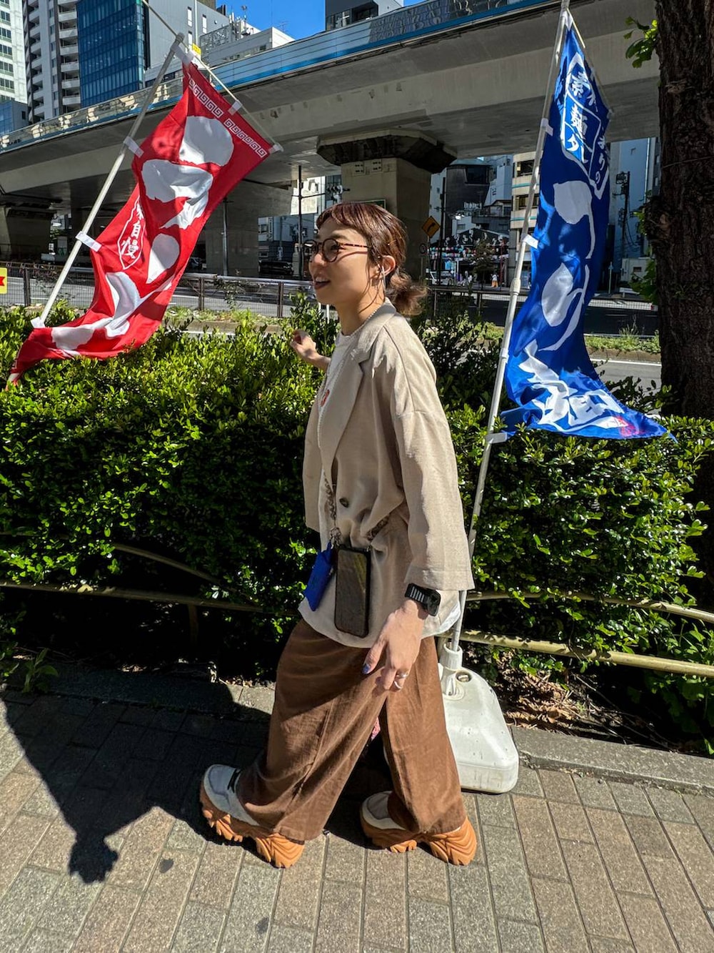 ベージュ系のテーラードジャケット、ブラウン系のその他パンツ、ホワイト系のTシャツ/カットソーを着用したレディースの春コーディネートの4枚目の写真