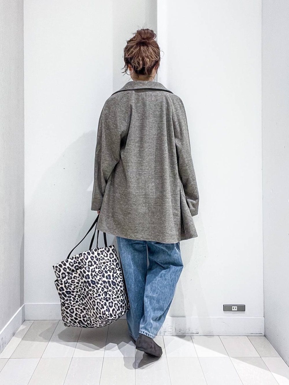 ブラウン系のピーコート、ブラック系のニット/セーター、グレー系のパンプスを着用したレディースの秋コーディネートの4枚目の写真