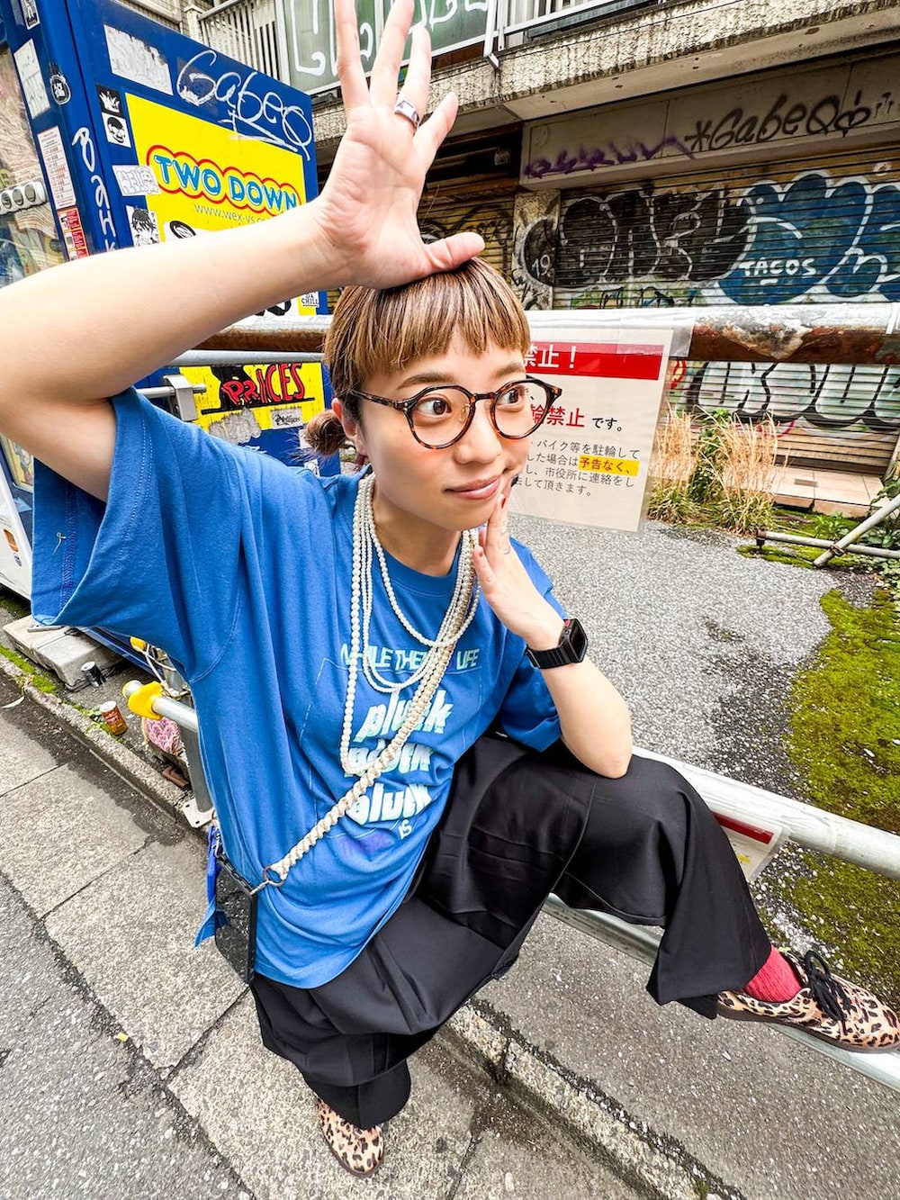 その他のスニーカー、ブラック系のその他パンツ、ブルー系のTシャツ/カットソーを着用したレディースの春コーディネートの7枚目の写真