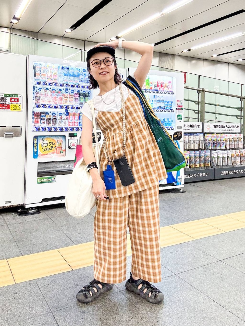 ホワイト系のTシャツ/カットソーを着用したレディースの夏コーディネートの2枚目の写真