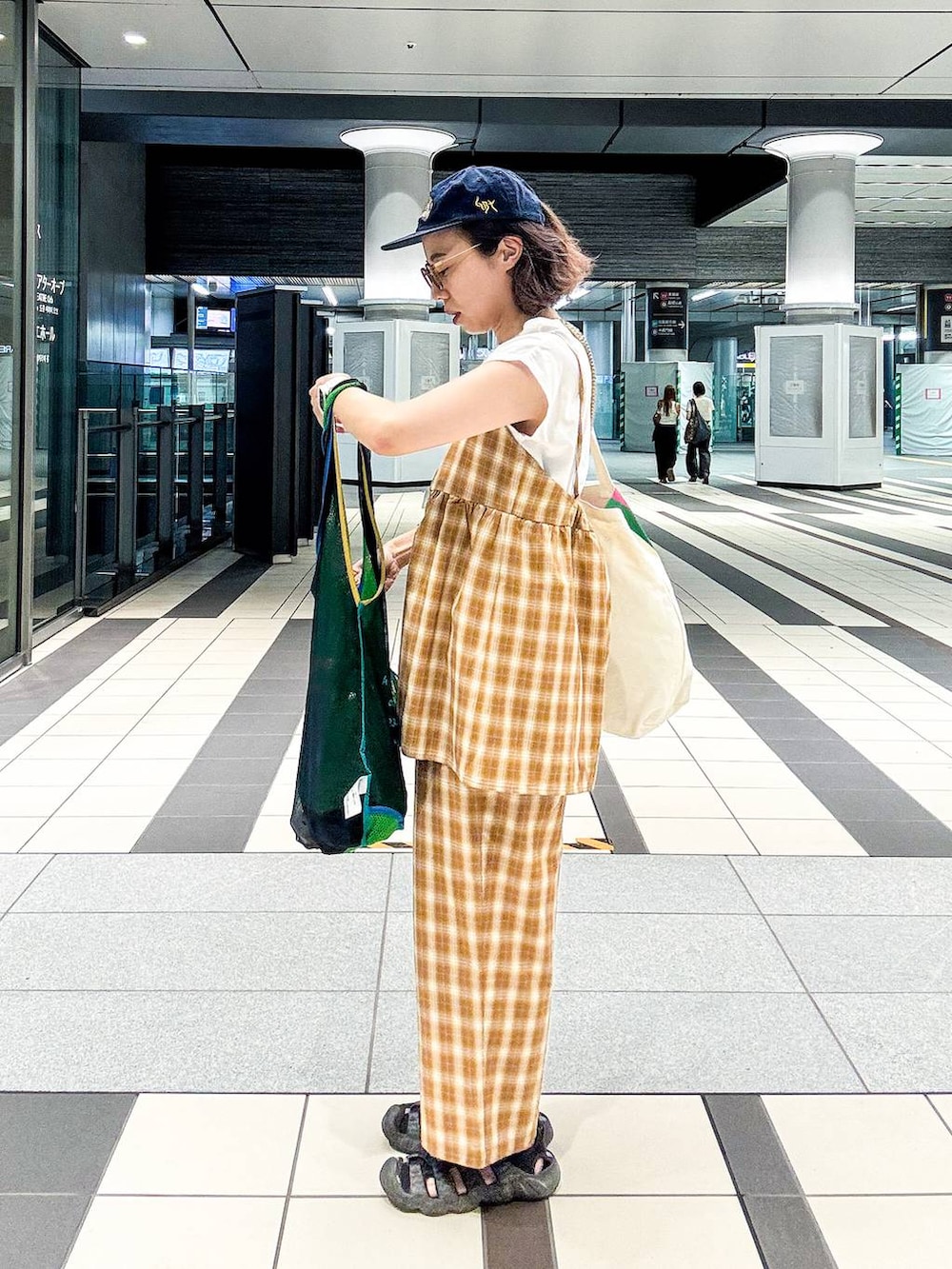 ホワイト系のTシャツ/カットソーを着用したレディースの夏コーディネートの3枚目の写真