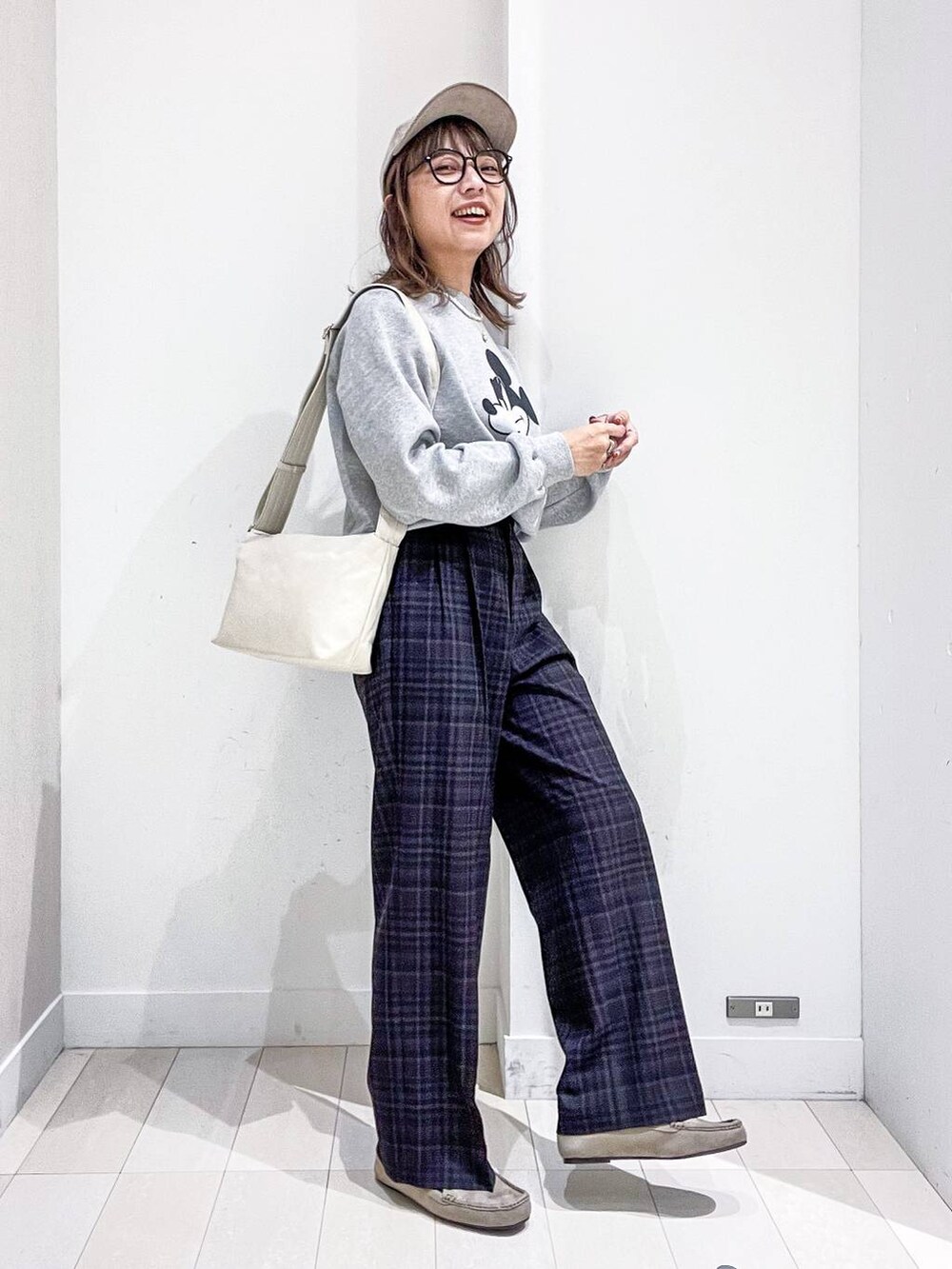 ブルー系のその他パンツ、ホワイト系のショルダーバッグ、グレー系のスウェットを着用したレディースの秋コーディネートの6枚目の写真