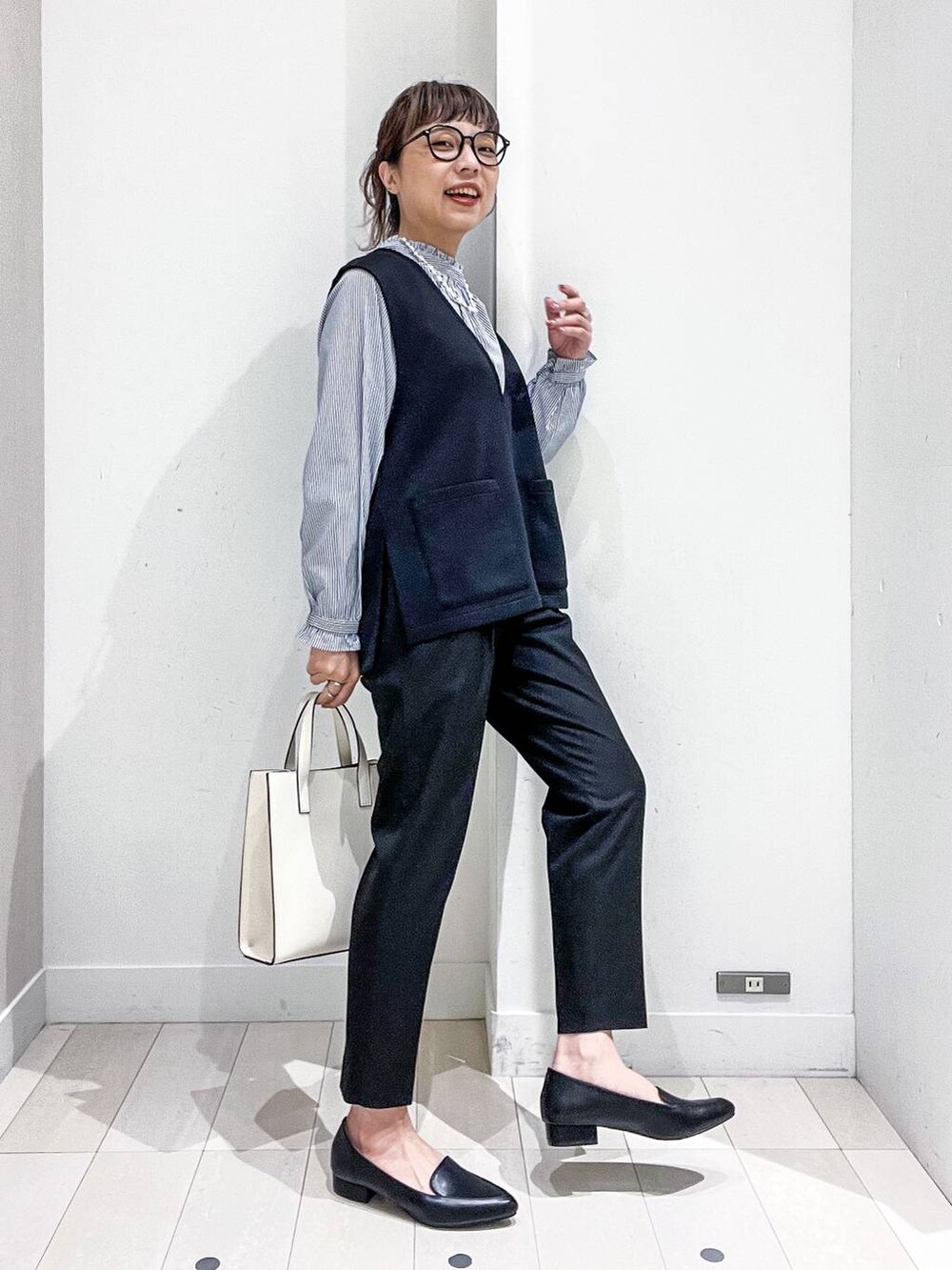 ブラック系のパンプス、ブラック系のその他パンツ、その他のシャツ/ブラウスを着用したレディースの秋コーディネートの6枚目の写真